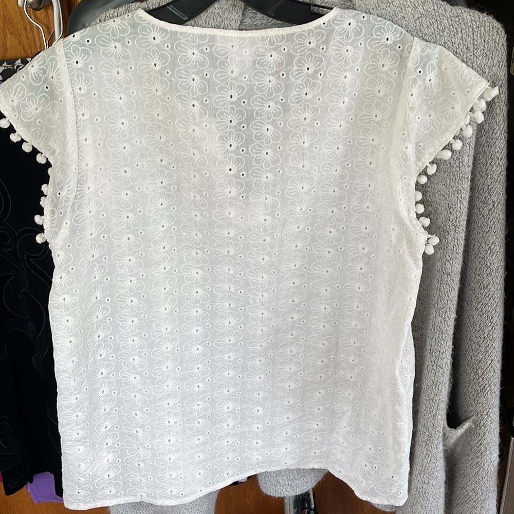 Stella Parker Flowers Med White V-neck - Picture 6 of 7
